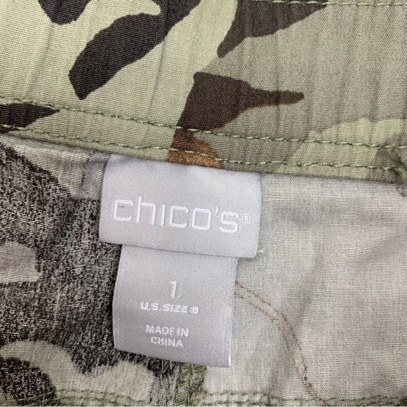 Chico's Printed Poplin Convertible Crop Cargo Pants Size 8 - Picture 3 of 13